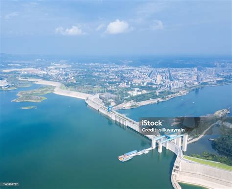 Danjiangkou Reservoir: A Symphony of Nature and Engineering Marvels!