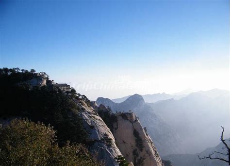 Mount Hua Scenic Area: A Vertical Challenge for Adventurous Souls Seeking Breathtaking Vistas!