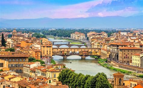 The Ponte Vecchio: A Stunning Medieval Bridge and Enchanting Symbol of Florence!