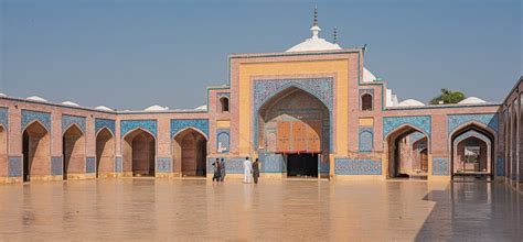 Shah Jahan Mosque: A Monumental Marvel Reflecting Mughal Majesty!