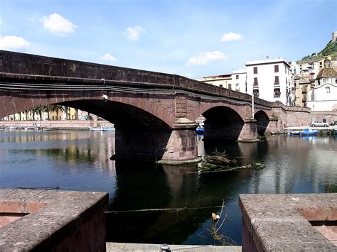 The Ponte Vecchio: A Stunning Medieval Bridge and Enchanting Symbol of Florence!