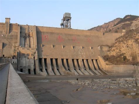 Sanmenxia Dam: A Marvel of Modern Engineering and Nature's Majestic Embrace!