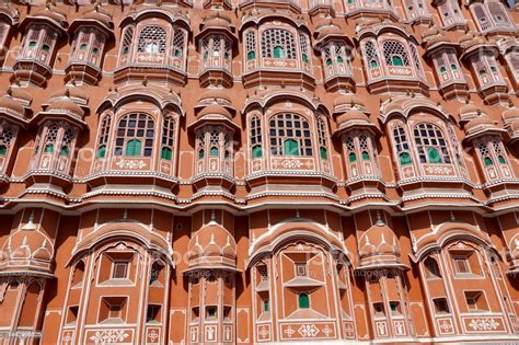 The Magnificent  Hawa Mahal: A Palace of Whispers and Intricate Beauty!